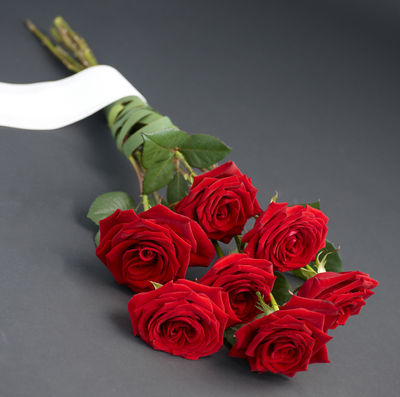 9_sorg_roser_rode_barebukett